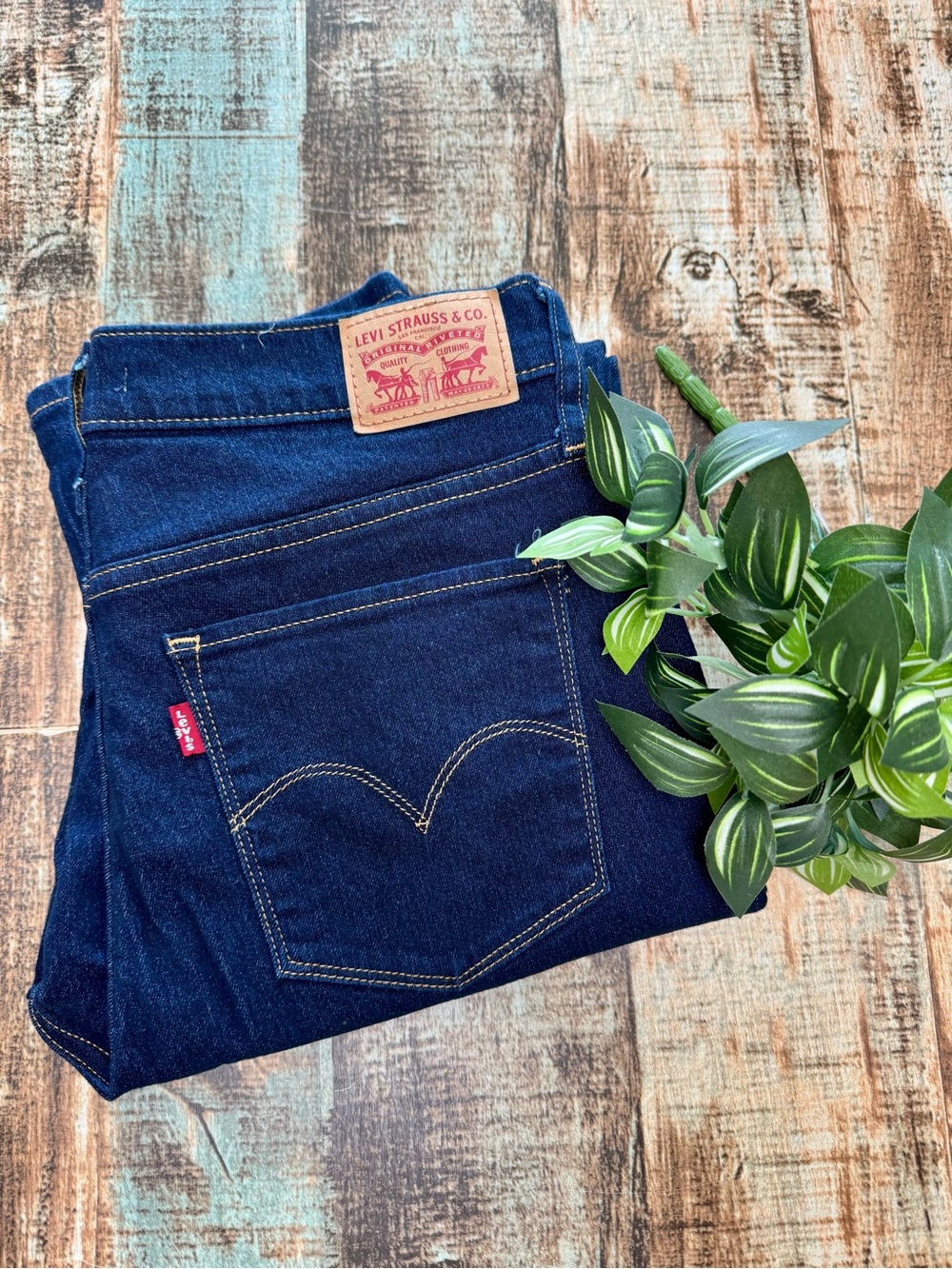 Women’s “LEVI Strauss & Co.” Jeans | #T84